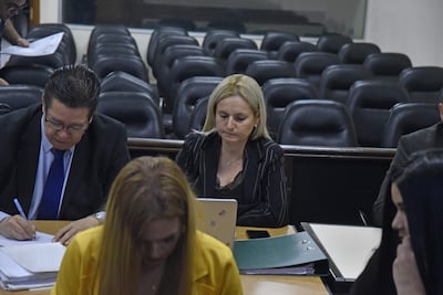 Ana Girala, ex fiscal de San Lorenzo, junto al Abg. José Enrique García. Adelante aparece, con la cabeza agachada, la acusada Griselda Acha, ex secretaria de la Unidad Fiscal.