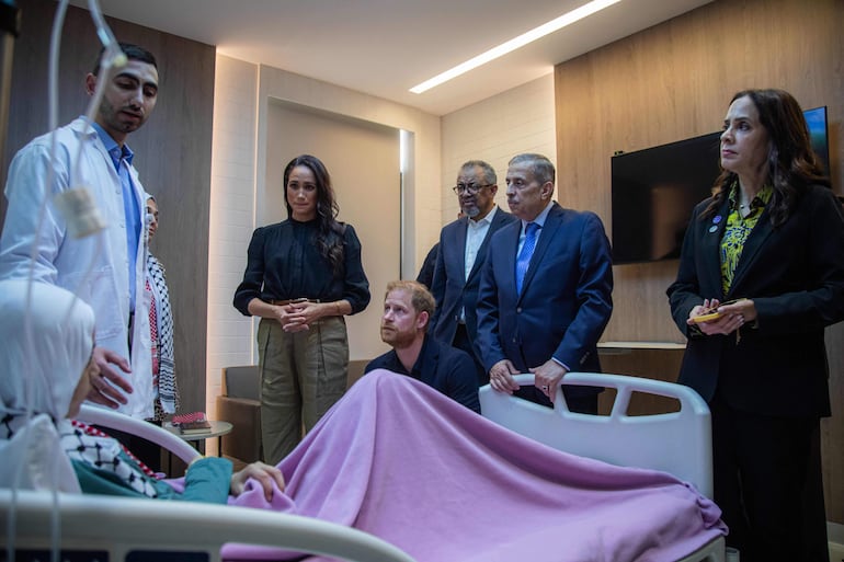 Meghan y el príncipe Harry junto con el director general de la OMS, Tedros Adhanom Ghebreyesus (3d), visitando a niños que han sido evacuados de Gaza para recibir atención médica en el Hospital de Especialidades de Ammán. (World Health Organization (WHO) / AFP)