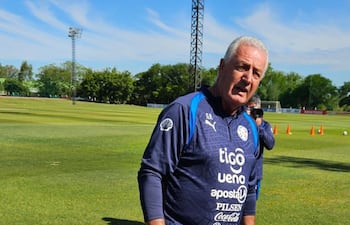 El entrenador de la selección paraguaya de fútbol, Gustavo Julio Alfaro (64 años), antes de iniciar el microciclo con jugadores locales en el Carde de Ypané.