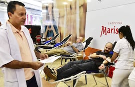 Dos donantes se sumaron esta mañana a "Remangate por la Vida" en el Shopping Mariscal.