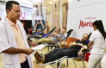 Dos donantes se sumaron esta mañana a "Remangate por la Vida" en el Shopping Mariscal.