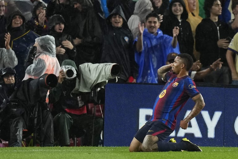 El delantero brasileño del Barcelona Gabriel Jesús celebra su gol en el partido de la sexta jornada de LaLiga que FC Barcelona y Racing de Santander disputan hoy miércoles en el Camp Nou.