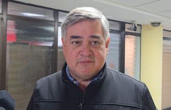 Luis 'Tiki' González Vaesken, hombre de cabello rubio, viste chaqueta y mira con seriedad en su oficina con paredes de vidrio.