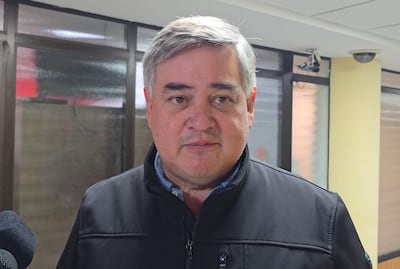 Luis 'Tiki' González Vaesken, hombre de cabello rubio, viste chaqueta y mira con seriedad en su oficina con paredes de vidrio.