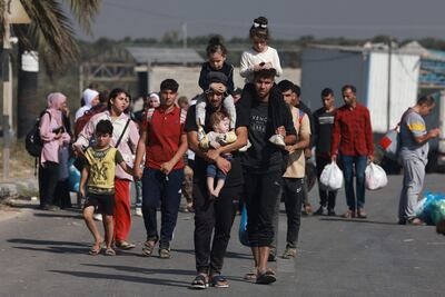 Civiles huyen de la Ciudad de Gaza hacia el sur, el miércoles.