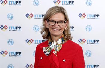 La estadounidense Doreen Bogdan-Martin se convirtió el jueves, superando ampliamente en la votación a su rival ruso, en la primera mujer al frente de la agencia de telecomunicaciones de la ONU, una organización poco conocida pero con un papel crucial en las comunicaciones modernas.