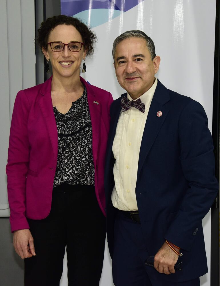 La jefa de la sección Prensa, Cultura y Educación de la Embajada de los EE.UU. Leanne Cannon y el conferencista Dr Luis Fernando Villalba.