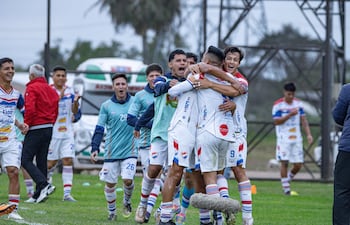 El capitán "alfarero", Abel Ramón Meza celebra el tanto del empate parcial, acompañado por sus compañeros. (Foto: @CopaParaguayAPF)