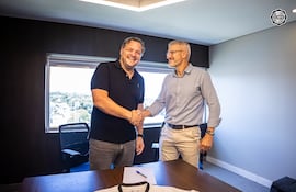 El presidente de Olimpia, Rodrigo "Coto" Nogués, y el apretón de manos con uno de los representantes de la empresa ARENA e+v (ARENA Events + Venues).