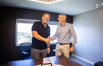 El presidente de Olimpia, Rodrigo "Coto" Nogués, y el apretón de manos con uno de los representantes de la empresa ARENA e+v (ARENA Events + Venues).