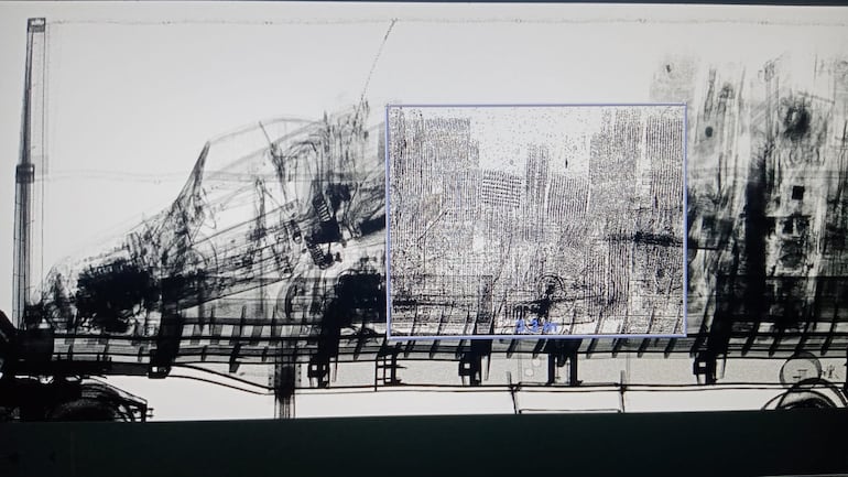 Imágenes de los escáneres empleados por la Dirección Nacional de Aduanas detectan 15.000 vapeadores no declarados.