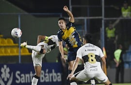 El delantero del Sportivo Trinidense, Fernando Romero, intenta avanzar en medio de las coberturas del zaguero Mateo Gamarra y el mediocampista Alex Franco (8).