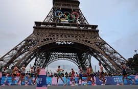 Imagen de archivo. Los atletas pasan junto a la Torre Eiffel mientras compiten en el maratón mixto de marcha de los Juegos Olímpicos de París 2024, este miércoles, en la capital francesa. EFE/Miguel Gutiérrez