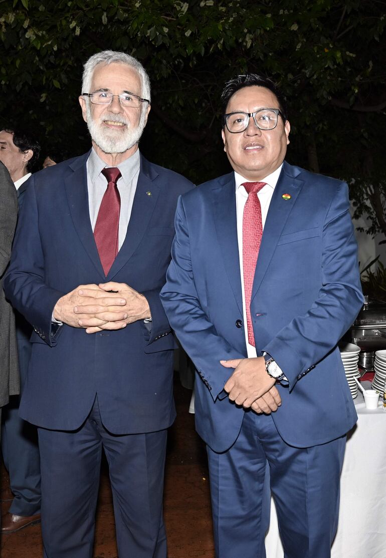 José Antonio Marcondes de Carvalho, embajador de Brasil y Rufino Pasquito Tarumbara, embajador de Bolivia.