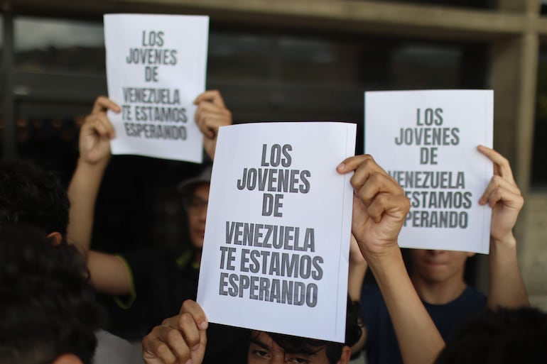 Personas sostienen carteles durante una manifestación en la que se exige respeto a los derechos democráticos y la entrada a Venezuela de la líder de las fuerzas democráticas María Corina Machado, este miércoles en el Aeropuerto Internacional de Maiquetia (Venezuela). EFE/ Miguel Gutiérrez