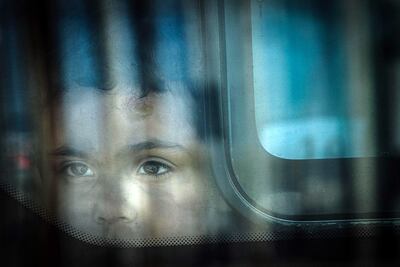 Un migrante rescatado de las aguas del Mediterráneo llega a Nápoles, Italia, a bordo del buque "Emergency Life Support", el pasado martes.