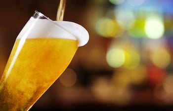 Vaso de cerveza con espuma.