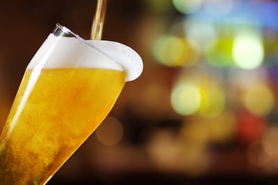 Vaso de cerveza con espuma.
