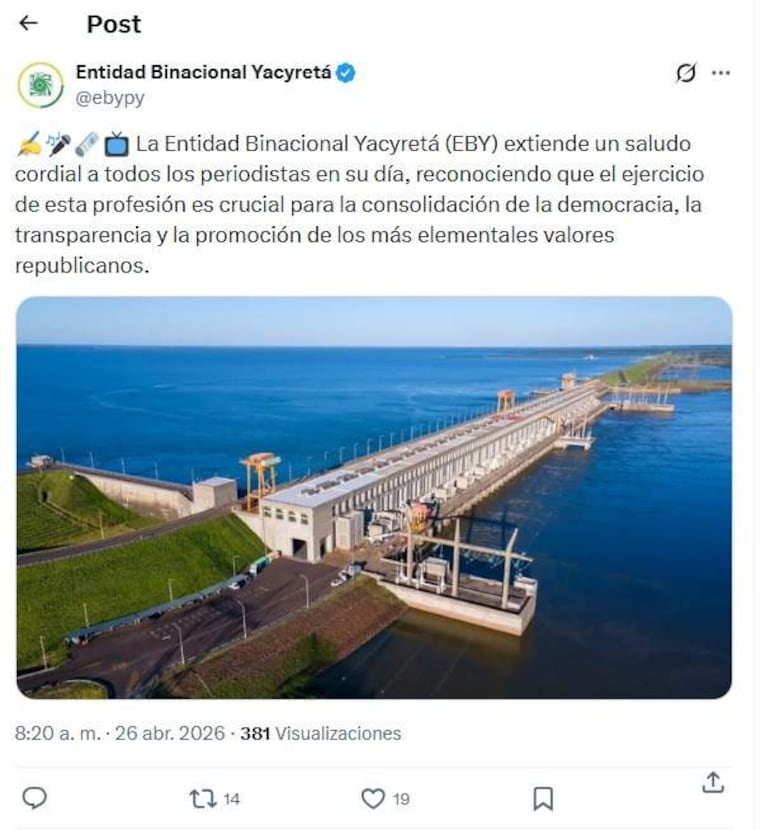 Vista panorámica de la represa de Yacyretá sobre el agua, con estructuras visibles reflejadas en la superficie tranquila.
