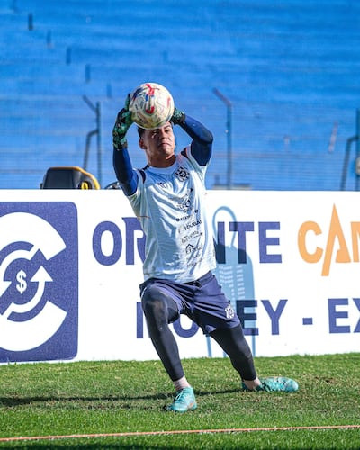 Ángel Isaías Martínez Vegas, arquero titular del 2 de Mayo, nacido el 31 de julio de 2002.