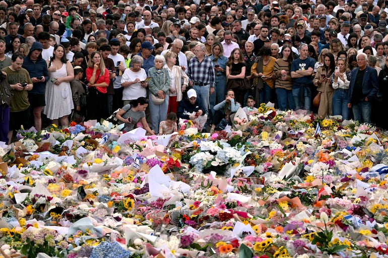 Una multitud se reúne para recordar a las víctimas del atentado, ayer lunes en la zona de Bondi, en Sídney.