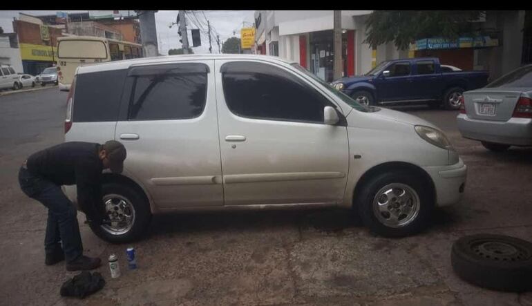 El automóvil robado es un Toyota FunCargo blanco.
