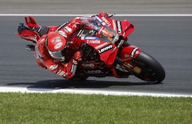 El piloto italiano Francesco “Pecco” Bagnaia (28 años), del Ducati Lenovo Team, en acción durante el Gran Premio de Francia, en Le Mans.