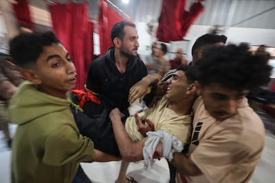 Un hombre herido es ingresado al hospital Al-Awda, en Nuseirat, en la zona central de la Franja de Gaza, luego de un bombardeo israelí el pasado 22 de noviembre..