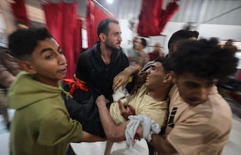 Un hombre herido es ingresado al hospital Al-Awda, en Nuseirat, en la zona central de la Franja de Gaza, luego de un bombardeo israelí el pasado 22 de noviembre..