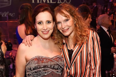 Dylan Farrow con su mamá, Mia Farrow, en 2018 (Getty Images)