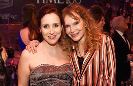 Dylan Farrow con su mamá, Mia Farrow, en 2018 (Getty Images)