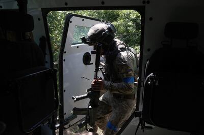 Un soldado ucraniano al sur de Bajmut, el pasado jueves.