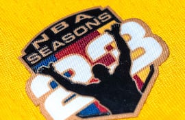 El parche conmemorativo que porta LeBron James por su 23ª temporada en la NBA.