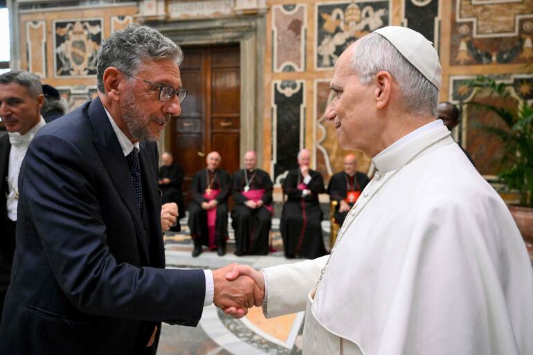 El actor Sergio Castellitto saludando al papa León XIV en el Vaticano. (Handout / VATICAN MEDIA / AFP) 