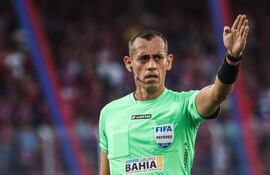 Juan Gabriel Benítez, árbitro paraguayo que dirigirá el encuentro entre Arabia Saudita y Jordania por la semifinal de la Copa Árabe.