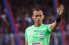 El árbitro Juan Gabriel Benítez tendrá a su cargo la conducción del duelo entre Cerro Porteño y Sportivo Luqueño a disputarse mañana en el estadio La Nueva Olla.