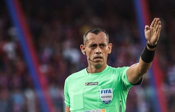 El árbitro Juan Gabriel Benítez, tendrá a su carga la dirección del "duelo de campeones" entre Cerro Porteño y Libertad, el sábado en La Nueva Olla.