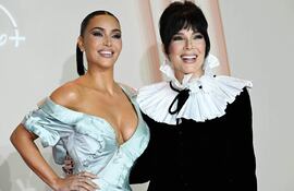 La socialité y estrella estadounidense de reality Kim Kardashian y su madre Kris Jenner posan durante el estreno de la serie de televisión "All's Fair" en París.