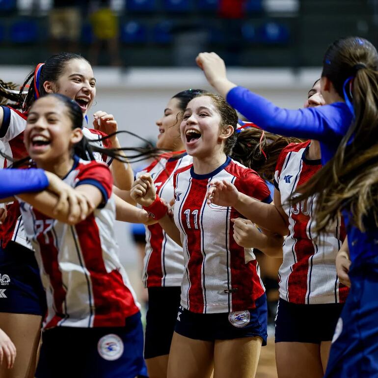 Las niñas albirrojitas "A", festejan el triunfo frente a Uruguay.