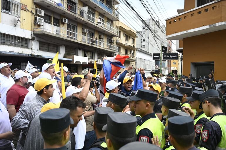 Incidentes entre docentes y policías en las inmediaciones del Congreso, en torno a las protestas contra la reforma de la caja fiscal.