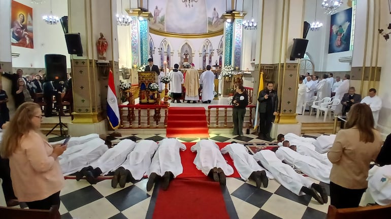 Ordenaron 13 nuevos diáconos permanentes en la Catedral de San Lorenzo