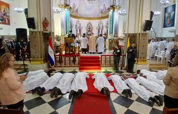 Los aspirantes a diácono se postran en el suelo como un gesto de sumisión y humildad ante Dios. Luego el obispo, monseñor Joaquín Hermes Robledo realiza la imposición de manos.