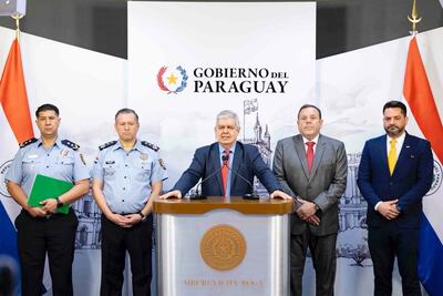 El ministro del Interior, Enrique Riera; el presidente de la Dinac, Nelson Mendoza, y el subdirector de Seguridad del aeropuerto, Gustavo Sandoval (todos con traje). También aparecen los comisarios Luis López y Pedro Lesme (con uniforme de la Policía). Fue en Mburuvicha Róga.