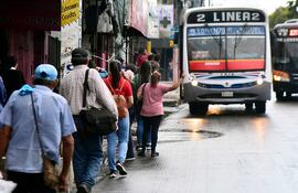 El transporte público no ha mejorado en calidad. Ni el gobierno ni empresarios dan cuenta de los resultados obtenidos con los multimillonarios fondos, y todavía piensan en sentarse a “negociar” para mejorar los subsidios.