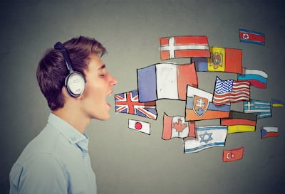 Un joven con auriculares inalámbricos con la boca abierta. De la boca salen banderas dibujadas de diferentes países como la de Inglaterra, Israel, Japón, Canadá, Grecia, Alemania y otras.