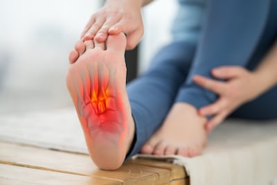 Fascitis plantar, dolor en el pie, estirón, etc.