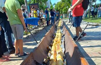 Prepararon la chipa más larga en San Bernardino.