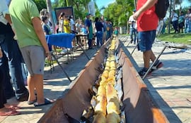 Prepararon la chipa más larga en San Bernardino.