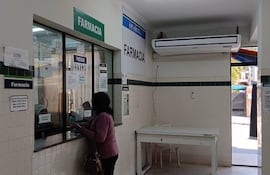 Una mujer aguarda ante la ventanilla de la farmacia del IPS de Pilar.