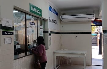 Una mujer aguarda ante la ventanilla de la farmacia del IPS de Pilar.